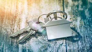 keys and metal house-shaped keychain